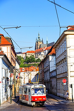 City tram, Prague Castle and St. Vitus Cathedral, Prague, UNESCO World Heritage Site, Bohemia, Czech Republic, Europe