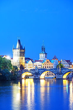 Charles Bridge on the Vltava River, Prague, UNESCO World Heritage Site, Bohemia, Czech Republic, Europe