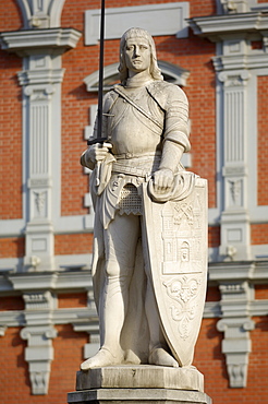 Statue of Roland in front of the House of the Blackheads, melngalvju nams, Town Hall Square, Ratslaukums, Riga, Latvia, Baltic States, Europe