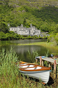 Kylemore Abbey, Connemara, County Galway, Connacht, Republic of Ireland, Europe