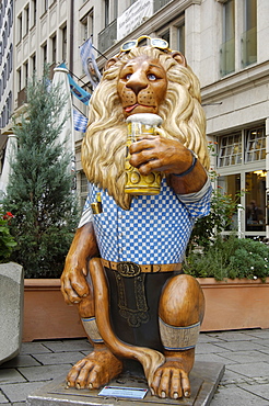 Munchner Lowenparade (Munich Lion Parade), one of many colourful painted statues of lions to be found throughout the city, Munich, Bavaria (Bayern), Germany, Europe