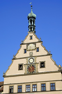 Clock on the Ratstrinkstube (City Councillors Tavern), Marktplatz, Rothenburg ob der Tauber, Bavaria (Bayern), Germany, Europe