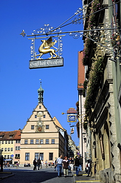 Ornate wrought iron shop sign with the Ratstrinkstube (City Councillors Tavern) in the background, Marktplatz, Rothenburg ob der Tauber, Bavaria (Bayern), Germany, Europe