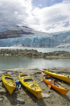 Kayaks, Austdalsbreen Glacier, Styggevatnet Lake, Jostedalsbreen Icecap, Sogn og Fjordane, Norway, Scandinavia, Europe