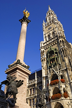 Statue of the Virgin Mary and the Neues Rathaus, Marienplatz, Munich (Munchen / Muenchen), Bavaria (Bayern), Germany