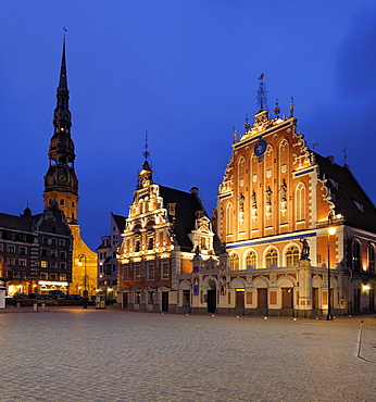 House of the Blackheads at night, Ratslaukums (Town Hall Square), Riga, Latvia, Baltic States, Europe