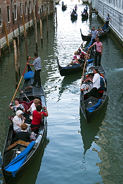 Gondolas at the Bridge of Sighs (Ponte dei Sospiri), Venice, UNESCO World Heritage Site, Veneto, Italy, Europe