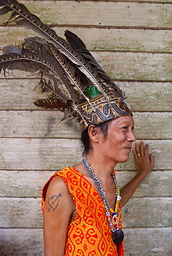 Iban man, Mengkak Iban Longhouse, Batang Ai National Park, Sarawak, Malaysian Borneo, Malaysia, Southeast Asia, Asia