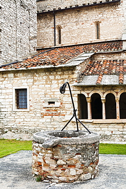 Cloister of Pieve di San Giorgio di Valpolicella or Ingannapoltron, San Giorgio di Valpolicella, Verona province, Veneto, Italy, Europe