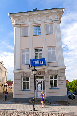 Barclay de Tolly leaning palace, Raekoja Square (Raekoja Plats), Tartu, Estonia, Baltic States, Europe