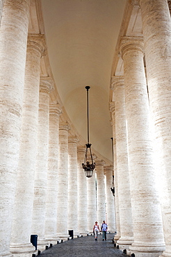 Bernini's 17th century colonnade, Piazza San Pietro (St. Peter's Square), Vatican City, UNESCO World Heritage Site, Rome, Lazio, Italy, Europe