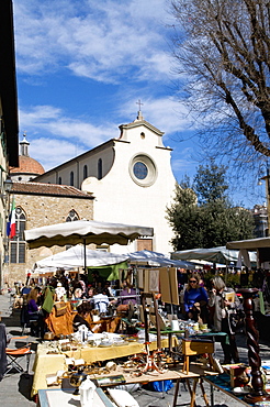 Antiquarian fair, Piazza Santo Spirito, Chiesa di Santo Spirito, Florence (Firenze), UNESCO World Heritage Site, Tuscany, Italy, Europe