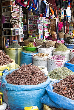 Spices and herbs for sale in the souk, Medina, Marrakech (Marrakesh), Morocco, North Africa, Africa