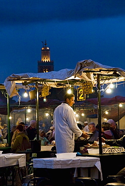 Cook selling food from his stall in the Djemaa el Fna, Place Jemaa El Fna (Djemaa El Fna), Marrakech (Marrakesh), Morocco, North Africa, Africa