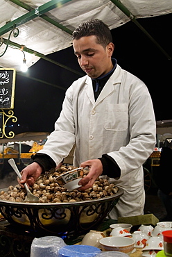 Cook serving snails from his stall in Djemaa el Fna, Place Jemaa el Fna (Djemaa el Fna), Marrakech (Marrakesh), Morocco, North Africa, Africa