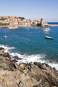 Rocks on the coast and Eglise Notre-Dame-des-Anges, Collioure, Pyrenees-Orientales, Cote Vermeille, France, Europe