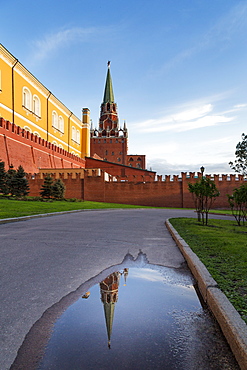 Trinity Tower of the Kremlin from Alexander Gardens, Moscow, Russia, Europe