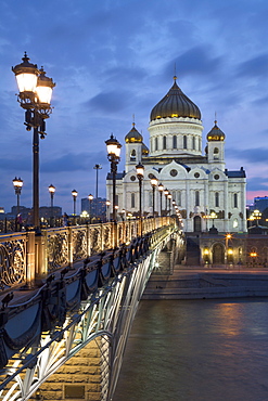 Bridge over the River Moscova and Cathedral of Christ the Redeemer at night, Moscow, Russia, Europe