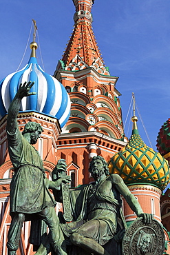 Statue of Minin and Pozharskiy and the onion domes of St. Basil's Cathedral in Red Square, UNESCO World Heritage Site, Moscow, Russia, Europe