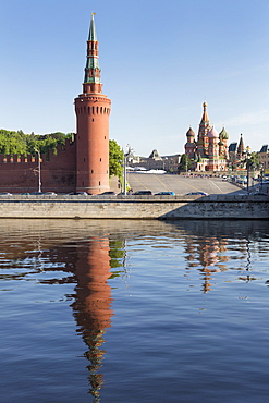 The River Moskva with the Kremlin and St. Basil's Cathedral, UNESCO World Heritage Site, Moscow, Russia, Europe