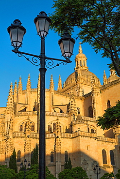 Plaza Mayor and the imposing Gothic Cathedral of Segovia, Castilla y Leon, Spain, Europe