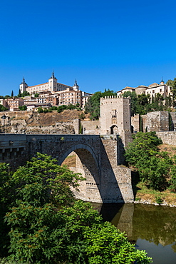 Bridge over the River Tagus with the Alcazar of Toledo above, Toledo, UNESCO World Heritage Site, Castilla la Mancha, Spain, Europe