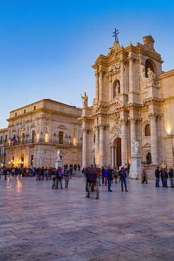 People enjoying passeggiata in Piazza Duomo on the tiny island of Ortygia, UNESCO World Heritage Site, Syracuse, Sicily, Italy, Europe