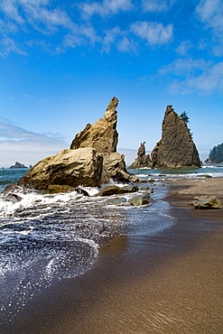 Dramatic sea stacks on Rialto Beach in the Olympic National Park, UNESCO World Heritage Site, Pacific Northwest coast, Washington State, United States of America, North America