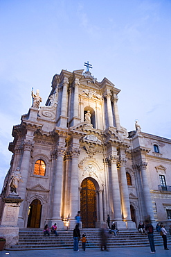 People strolling in front of the cathedral in the evening, Piazza Duomo, Ortygia, Syracuse, Sicily, Italy, Europe