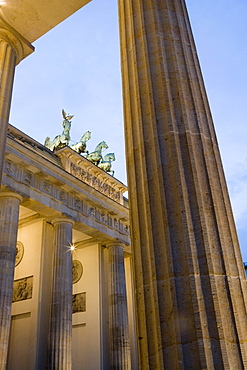 Brandenburg Gate (Brandenburger Tor) at dusk, Pariser Platz, Berlin, Germany, Europe