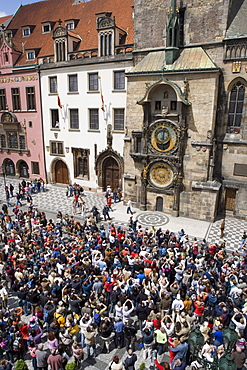 Crowds of tourists in front of the Astronomical clock, Town Hall, Old Town Square, Old Town, Prague, Czech Republic, Europe