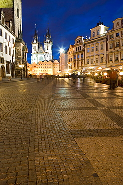 Old Town Square in the evening, with the Church of Our Lady before Tyn in the background, Old Town, Prague, Czech Republic, Europe