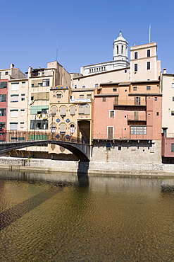 Bridge and brightly painted houses on the bank of the Riu Onyar, old town, Girona, Catalonia, Spain, Europe