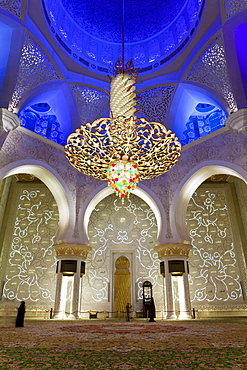 The largest ornate chandelier in the world hanging from the main dome inside the prayer hall of Sheikh Zayed Bin Sultan Al Nahyan Mosque, Abu Dhabi, United Arab Emirates, Middle East