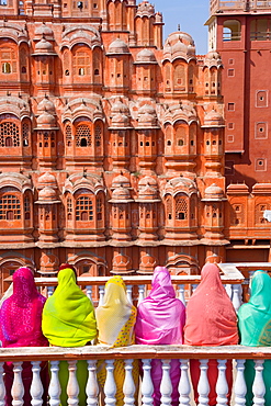 Women in bright saris in front of the Hawa Mahal (Palace of the Winds), built in 1799, Jaipur, Rajasthan, India, Asia