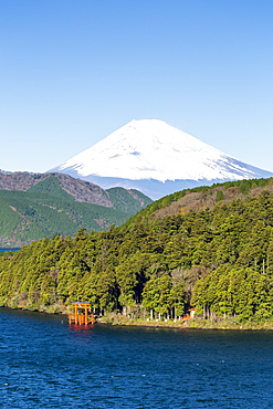 Lake Ashinoko with Mount Fuji behind, Fuji-Hakone-Izu National Park, Hakone, Shizuoka, Honshu, Japan, Asia