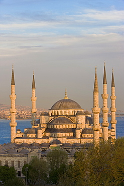 Elevated view of the Blue Mosque (Sultan Ahmet) in Sultanahmet, overlooking the Bosphorus, Istanbul, Turkey, Europe