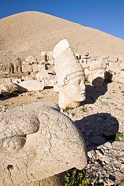 Ancient carved stone heads of the gods, the god Antiochus, Nemrut Dagi (Nemrut Dag), on the summit of Mount Nemrut, UNESCO World Heritage Site, Anatolia, Turkey, Asia Minor, Eurasia