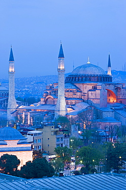 Elevated view of Aya Sofya (Hagia Sophia) (Sancta Sophia), UNESCO World Heritage Site, in Sultanahmet, Istanbul, Turkey, Europe