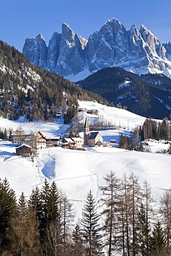 Winter landscape of St. Magdalena village and church, Geisler Spitzen, 3060m, Val di Funes, Dolomites, Trentino-Alto Adige, South Tirol (Tyrol), Italy, Europe