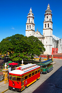 Tourist Buses, Independense Plaza, Cathedral, Old Town, UNESCO World Heritage Site, San Francisco de Campeche, State of Campeche, Mexico, North America