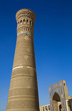 Kalyon Minar (Great Minaret), Mir-I Arab Madrasah (background), Poi Kalyon Square, Buhkara, Uzbekistan