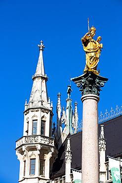 Statue of the Virgin Mary, Marienplatz (Plaza) (Square), Old Town, Munich, Bavaria, Germany, Europe