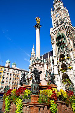 Statue of the Virgin Mary, Clock Tower with Glockenspiel, New Town Hall, Marienplatz, Old Town, Munich, Bavaria, Germany, Europe