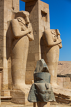 Granite Head of Ramesses II in front of Osiris Statues, Ramesseum, Memorial Temple of Pharaoh Ramesses II, 13th century BC, Ancient Thebes, UNESCO World Heritage Site, Luxor, Egypt, North Africa, Africa