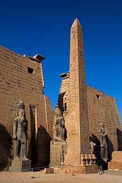 Statues of Rameses II with Obelisk, First Pylon of Rameses II, Luxor Temple, UNESCO World Heritage Site, Luxor, Egypt, North Africa, Africa