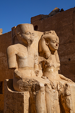 Statue of Pharaoh Tutankhamen and His Wife Ankhsenamunat, Luxor Temple, UNESCO World Heritage Site, Luxor, Egypt, North Africa, Africa