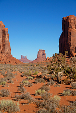 North Window, Elephant Butte (left), Cly Butte (right), Monument Valley Navajo Tribal Park, Utah, USA