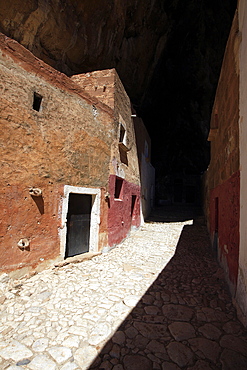 Nineteenth century houses, Grotta di Mangiapanne, northwest Sicily, Italy, Europe