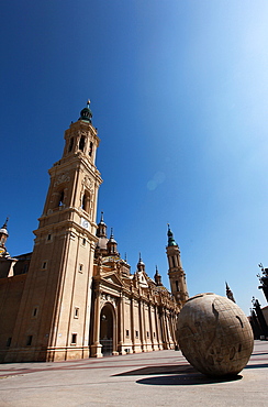 Basilica de Nuestra Senora del Pilar dominates the expanse of the Plaza del Pilar in the centre of Zaragoza, Aragon, Spain